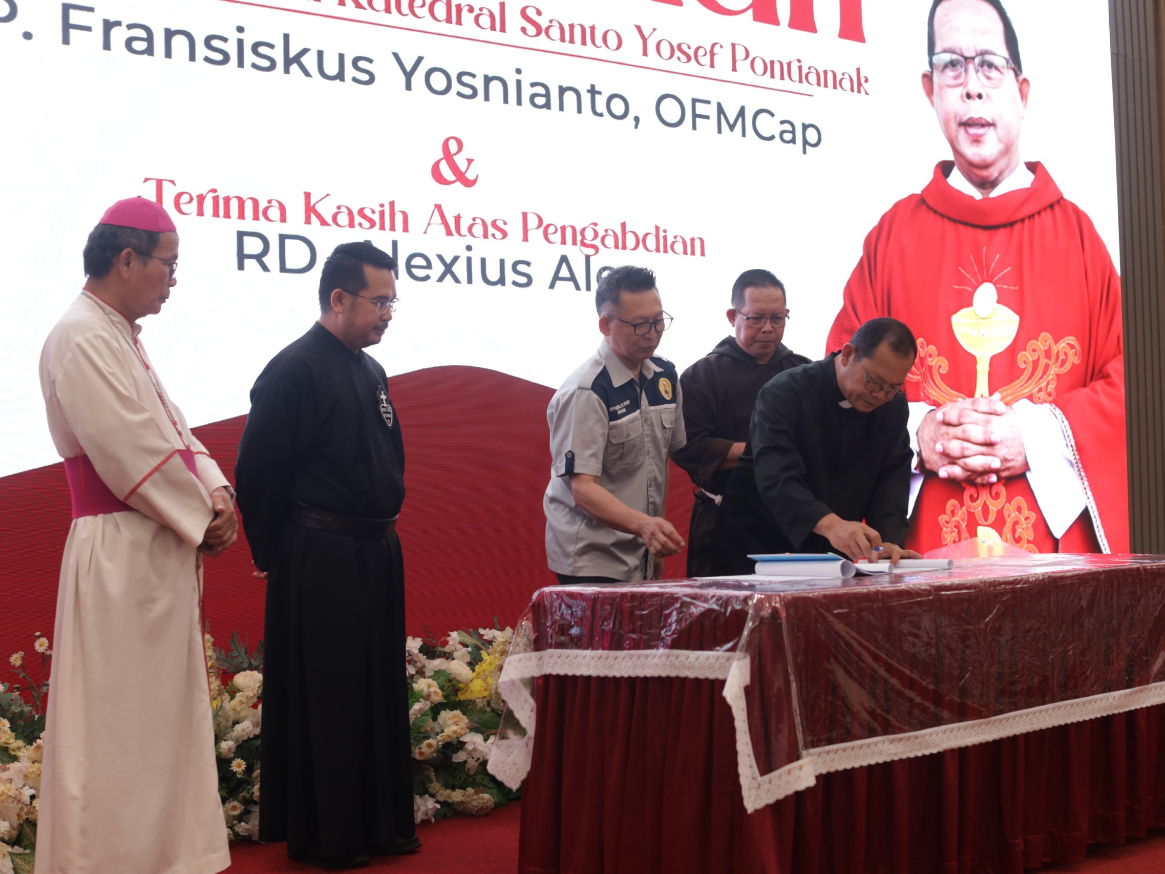 Penuh Syukur dan Keakraban, Umat Katedral St. Yosef Pontianak Gelar Ramah Tamah Pisah Sambut Pastor Kepala Paroki